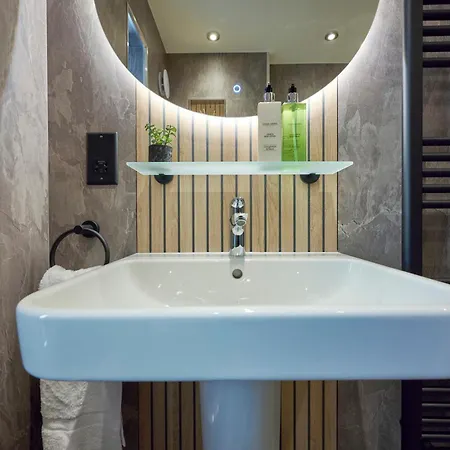 Riverside Park 6 Apartment *